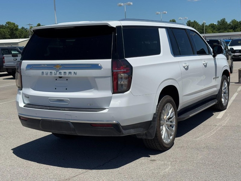 Chevrolet Suburban Vehicle Full-screen Gallery Image 3