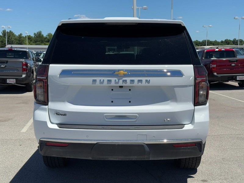 Chevrolet Suburban Vehicle Full-screen Gallery Image 4