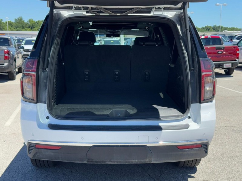 Chevrolet Suburban Vehicle Full-screen Gallery Image 5