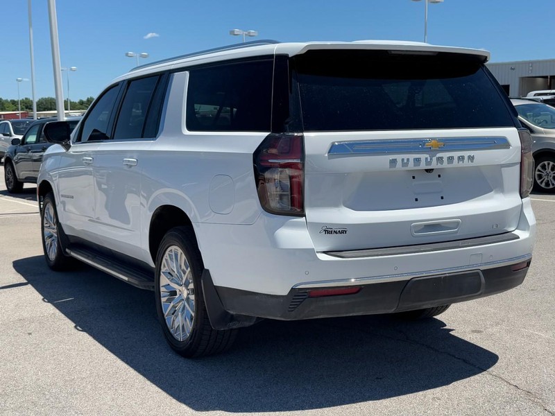 Chevrolet Suburban Vehicle Full-screen Gallery Image 6