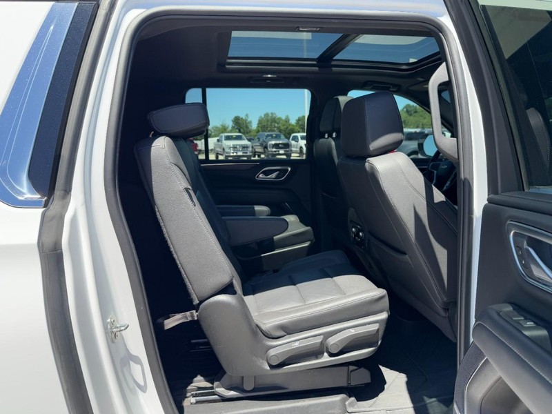 Chevrolet Suburban Vehicle Full-screen Gallery Image 10