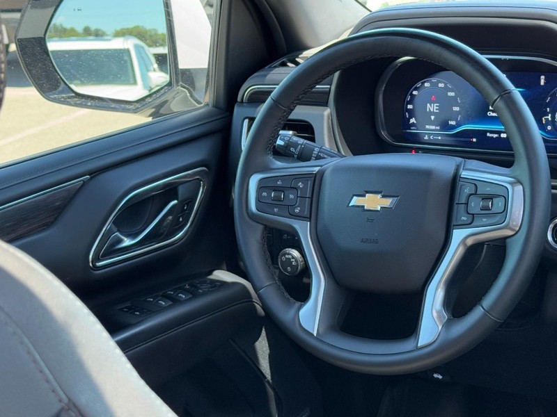 Chevrolet Suburban Vehicle Full-screen Gallery Image 13