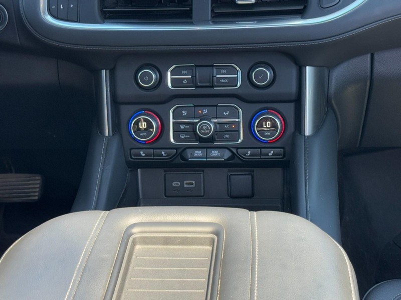 Chevrolet Suburban Vehicle Full-screen Gallery Image 15