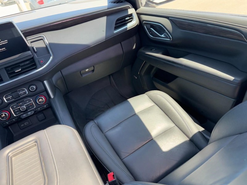 Chevrolet Suburban Vehicle Full-screen Gallery Image 16