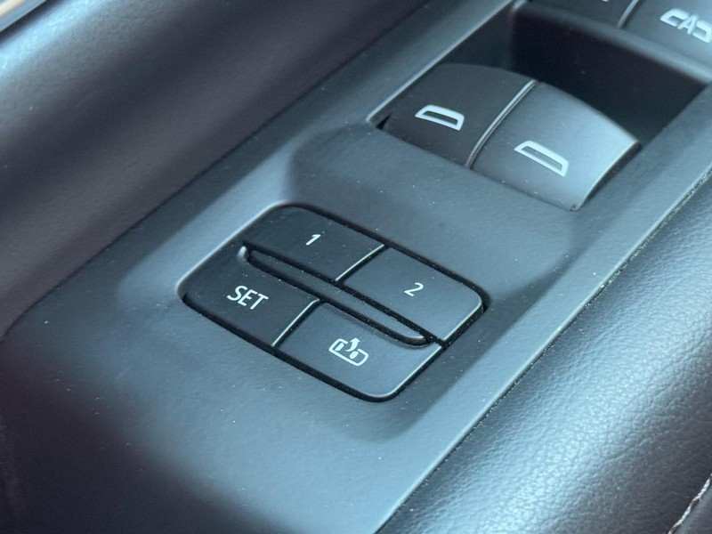 Chevrolet Suburban Vehicle Full-screen Gallery Image 17