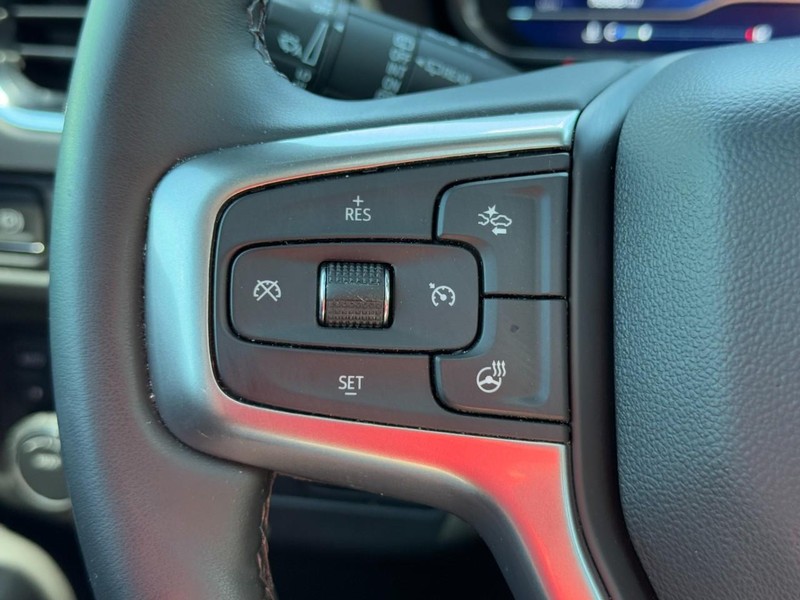 Chevrolet Suburban Vehicle Full-screen Gallery Image 18