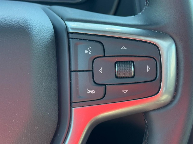 Chevrolet Suburban Vehicle Full-screen Gallery Image 19