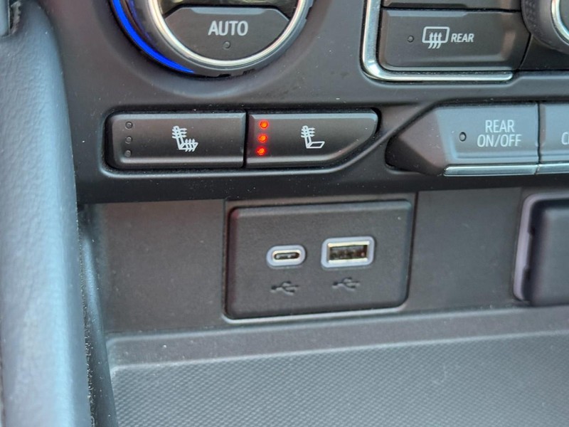 Chevrolet Suburban Vehicle Full-screen Gallery Image 21