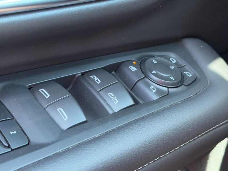 Chevrolet Suburban Vehicle Full-screen Gallery Image 23