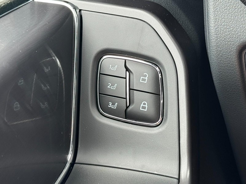 Ford F-150 Vehicle Full-screen Gallery Image 10