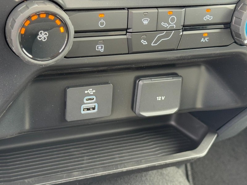 Ford Super Duty F-250 SRW Vehicle Image 12