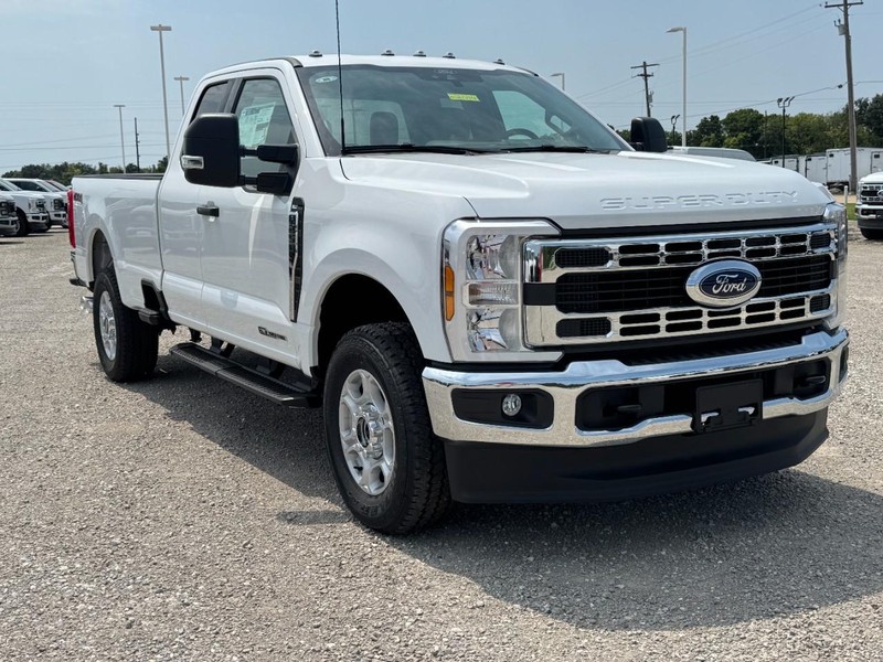 Ford Super Duty F-250 SRW Vehicle Full-screen Gallery Image 2