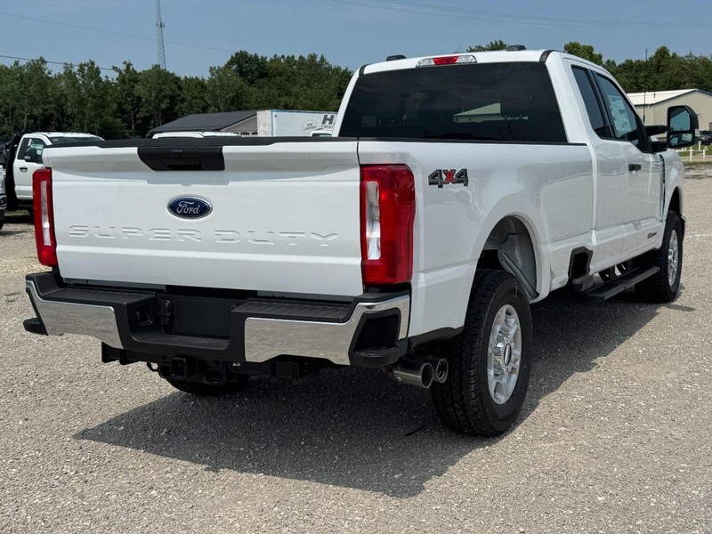 Ford Super Duty F-250 SRW Vehicle Full-screen Gallery Image 3