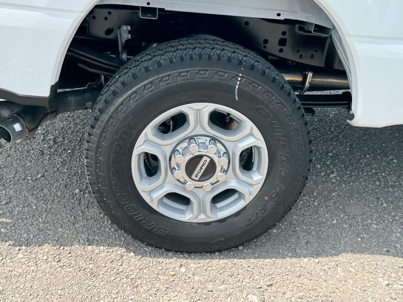 Ford Super Duty F-250 SRW Vehicle Full-screen Gallery Image 4