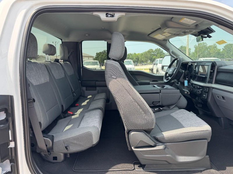 Ford Super Duty F-250 SRW Vehicle Full-screen Gallery Image 5