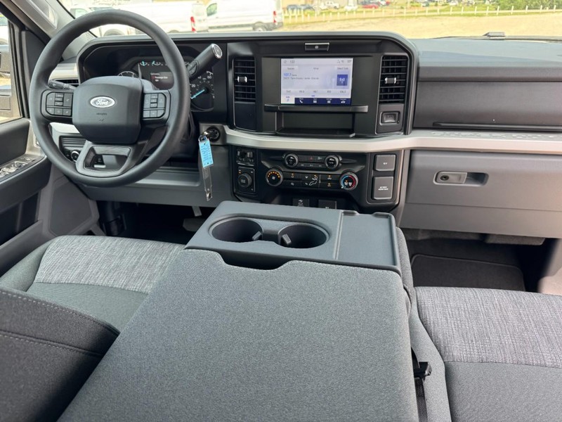 Ford Super Duty F-250 SRW Vehicle Full-screen Gallery Image 6