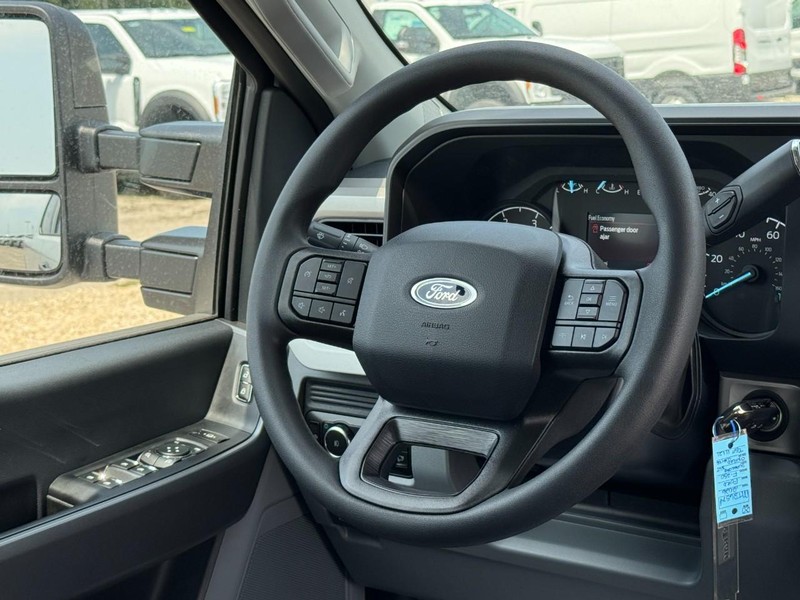Ford Super Duty F-250 SRW Vehicle Full-screen Gallery Image 7