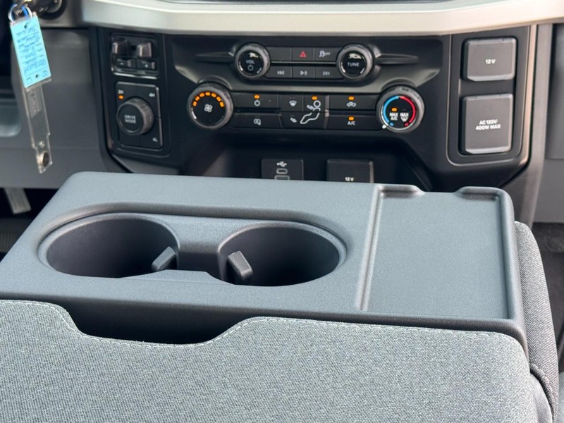 Ford Super Duty F-250 SRW Vehicle Full-screen Gallery Image 9