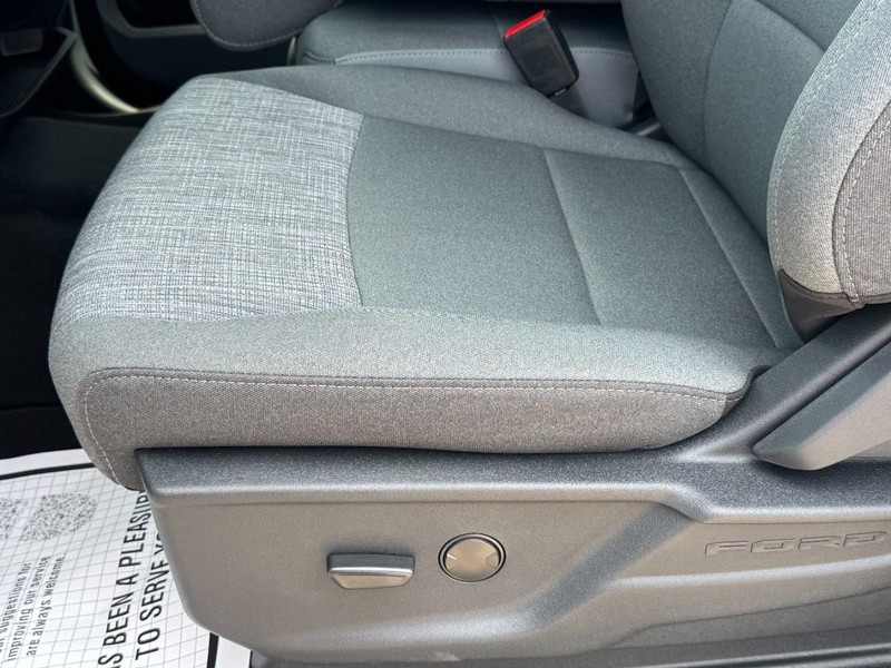 Ford Super Duty F-250 SRW Vehicle Full-screen Gallery Image 14