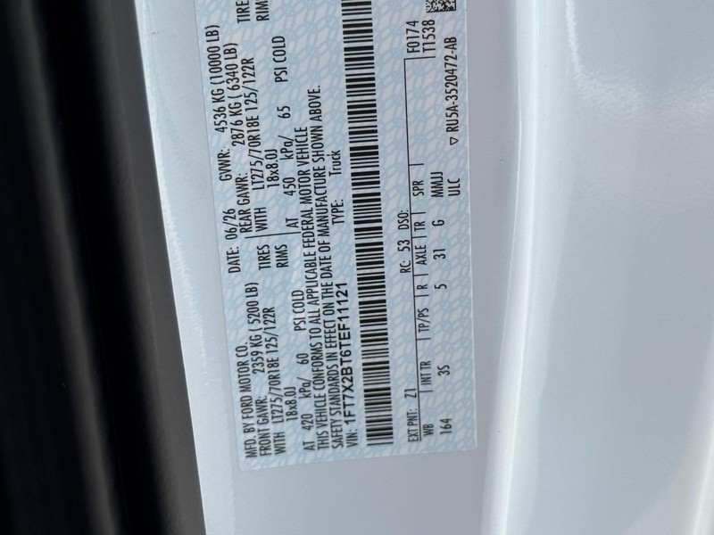 Ford Super Duty F-250 SRW Vehicle Full-screen Gallery Image 15