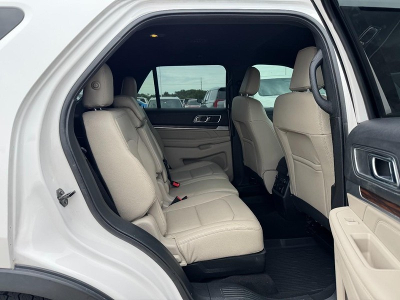 Ford Explorer Vehicle Image 10