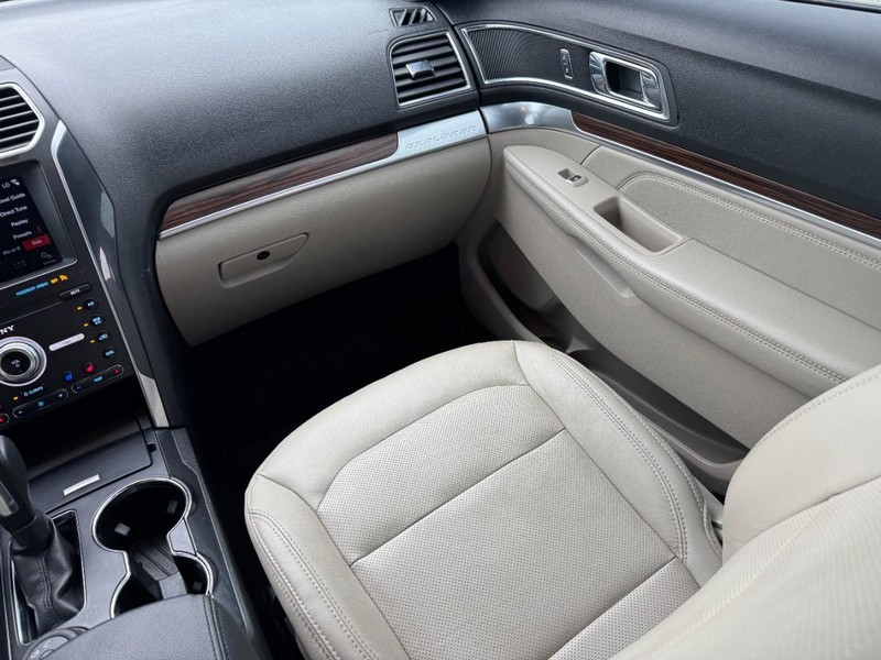 Ford Explorer Vehicle Image 16