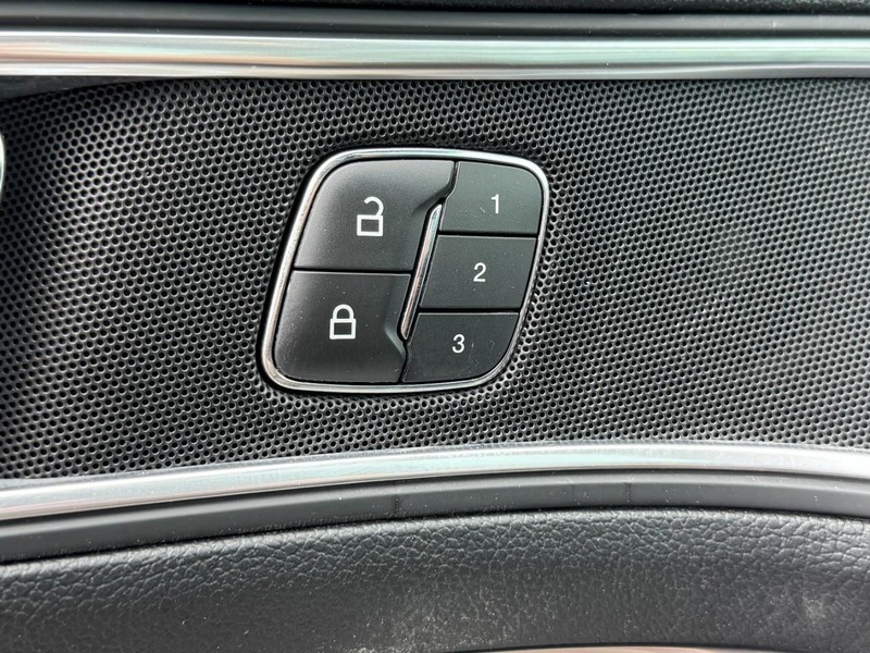 Ford Explorer Vehicle Image 17