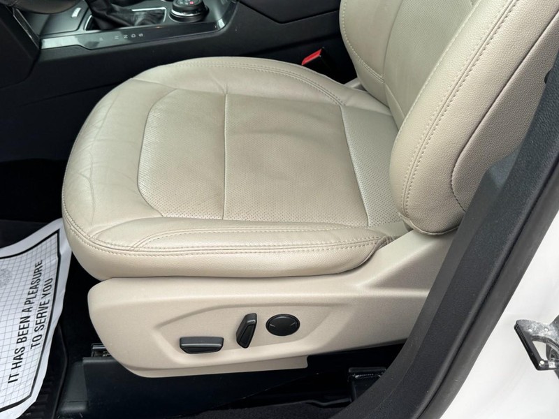 Ford Explorer Vehicle Image 24