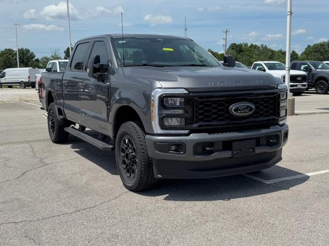 Ford Super Duty F-250 SRW Vehicle Full-screen Gallery Image 2