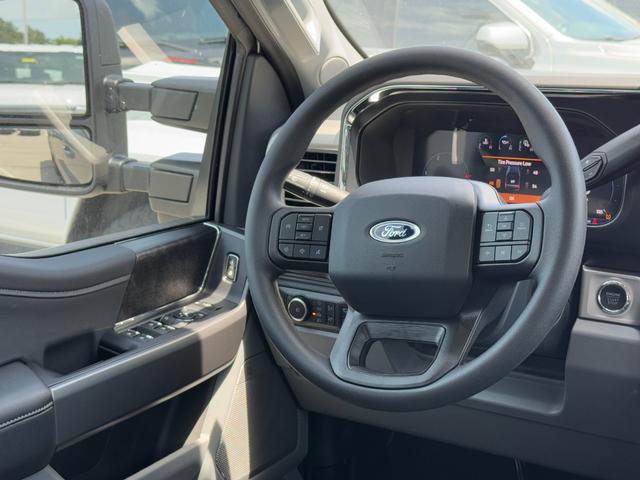 Ford Super Duty F-250 SRW Vehicle Full-screen Gallery Image 7