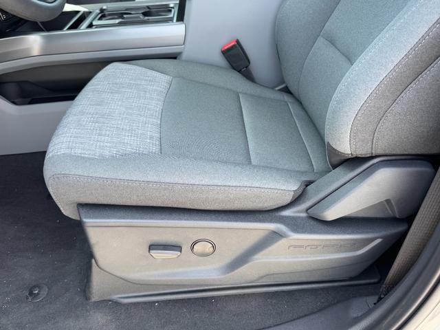 Ford Super Duty F-250 SRW Vehicle Full-screen Gallery Image 16