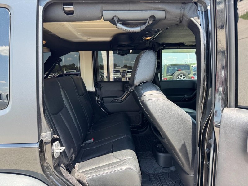 Jeep Wrangler Unlimited Vehicle Full-screen Gallery Image 10