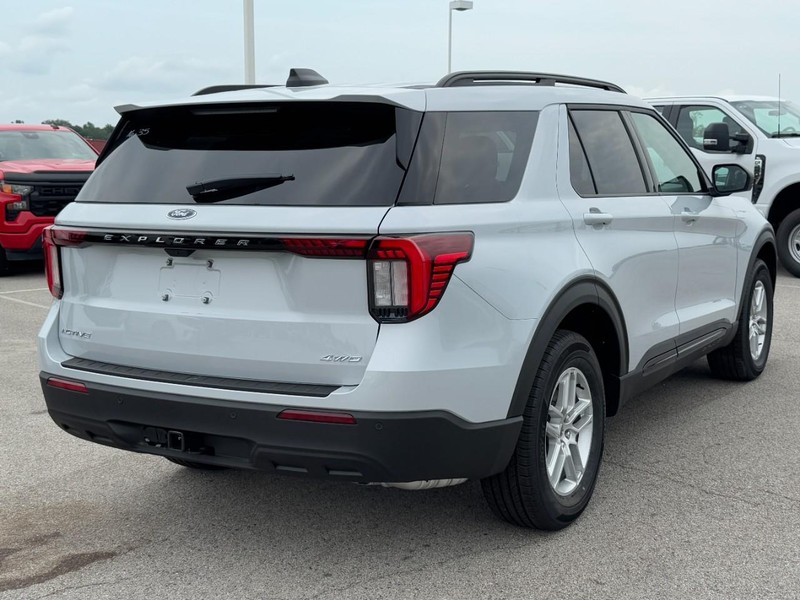 Ford Explorer Vehicle Full-screen Gallery Image 3