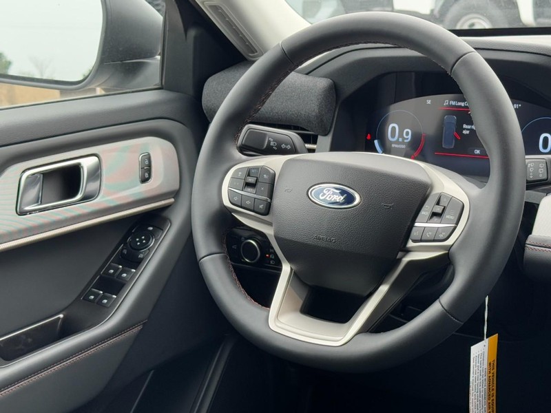 Ford Explorer Vehicle Full-screen Gallery Image 8