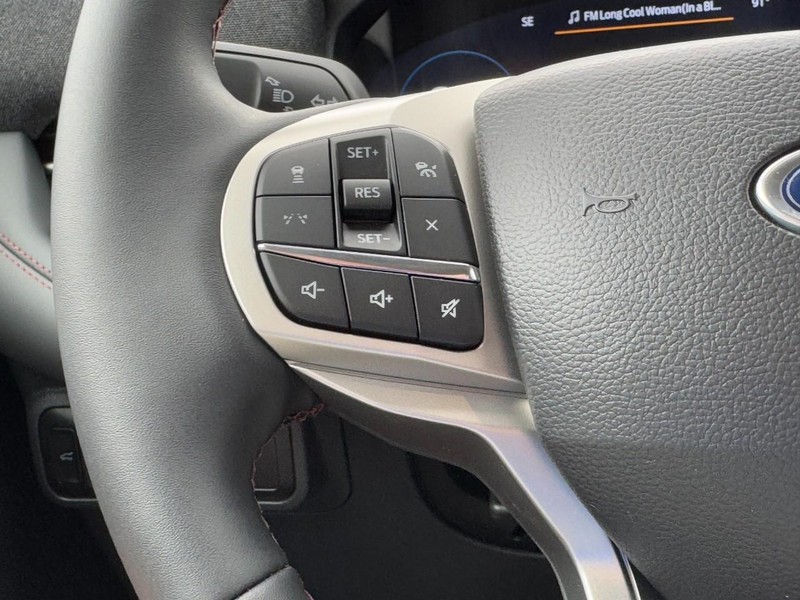 Ford Explorer Vehicle Full-screen Gallery Image 11