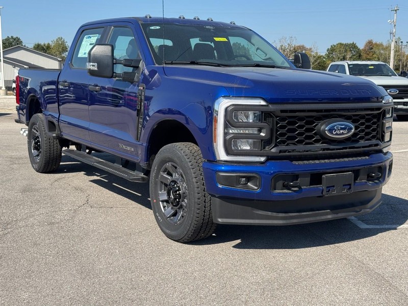 Ford Super Duty F-350 SRW Vehicle Full-screen Gallery Image 2