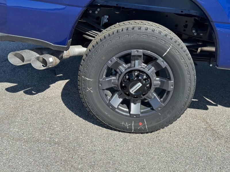 Ford Super Duty F-350 SRW Vehicle Full-screen Gallery Image 4