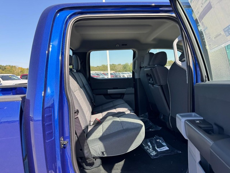 Ford Super Duty F-350 SRW Vehicle Full-screen Gallery Image 5
