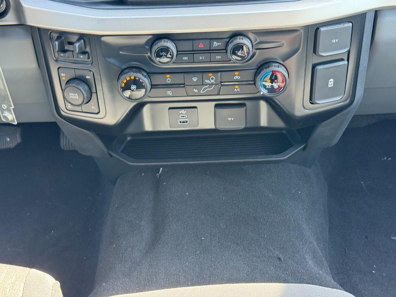 Ford Super Duty F-350 SRW Vehicle Full-screen Gallery Image 9