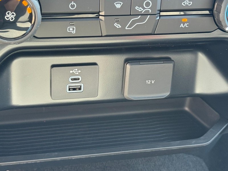 Ford Super Duty F-350 SRW Vehicle Full-screen Gallery Image 13
