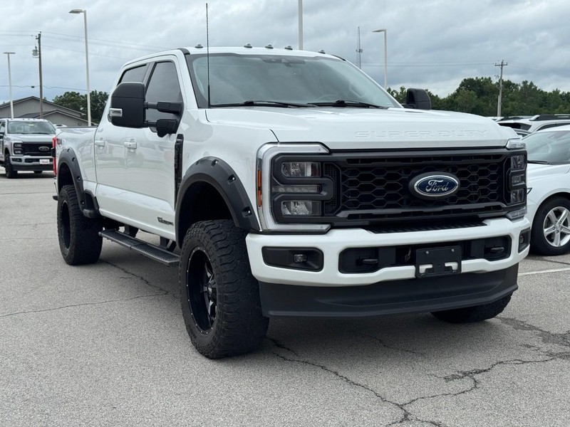 Ford Super Duty F-350 SRW Vehicle Full-screen Gallery Image 2