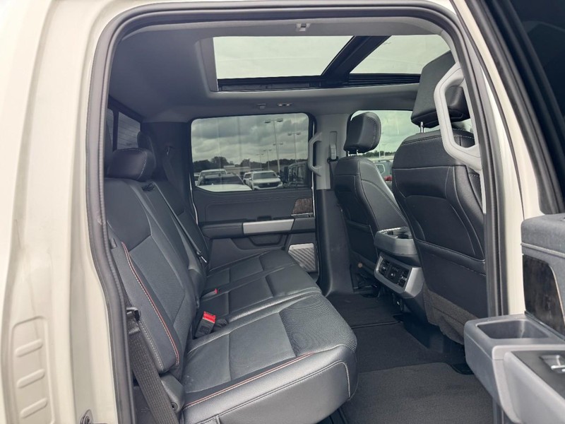 Ford Super Duty F-350 SRW Vehicle Full-screen Gallery Image 10