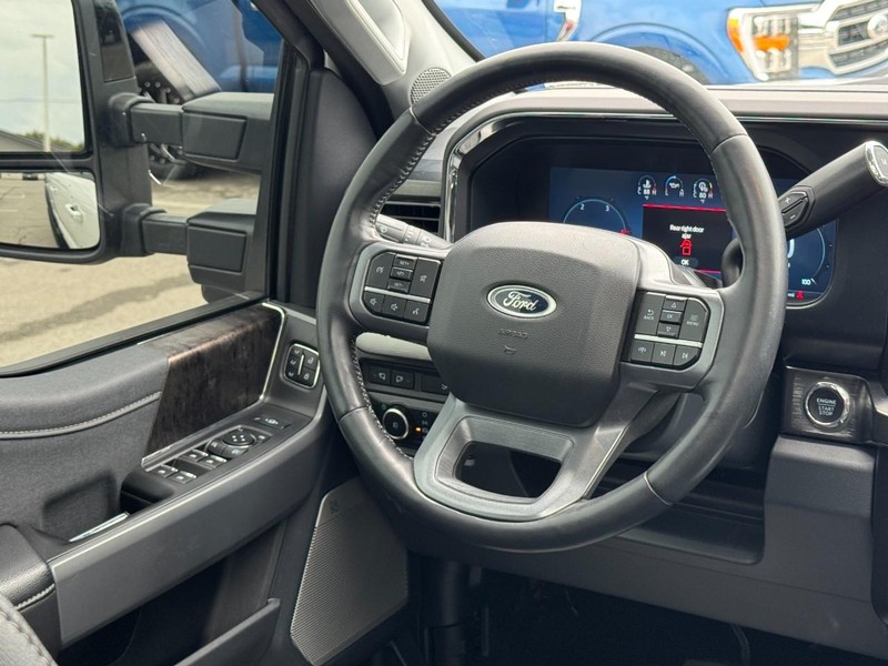 Ford Super Duty F-350 SRW Vehicle Full-screen Gallery Image 12