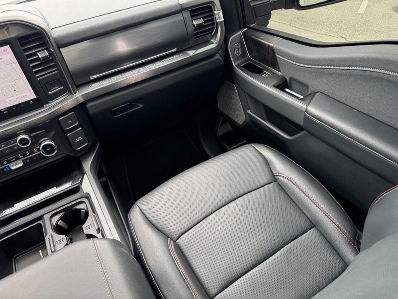 Ford Super Duty F-350 SRW Vehicle Full-screen Gallery Image 15