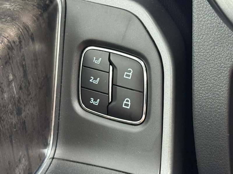 Ford Super Duty F-350 SRW Vehicle Full-screen Gallery Image 16
