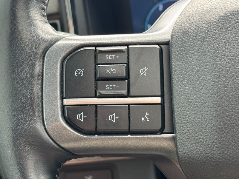 Ford Super Duty F-350 SRW Vehicle Full-screen Gallery Image 17