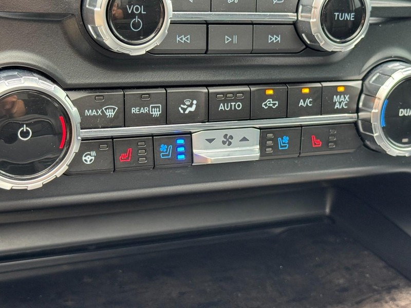 Ford Super Duty F-350 SRW Vehicle Full-screen Gallery Image 20