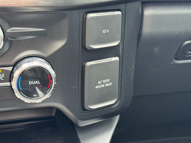 Ford Super Duty F-350 SRW Vehicle Full-screen Gallery Image 21