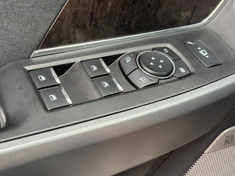 Ford Super Duty F-350 SRW Vehicle Full-screen Gallery Image 24