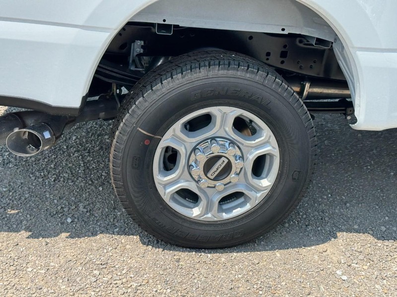 Ford Super Duty F-250 SRW Vehicle Image 04